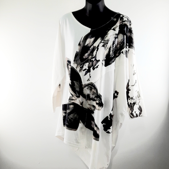 Simon Chang Tops - NWOT Simon Chang Monochrome Artistic Tunic